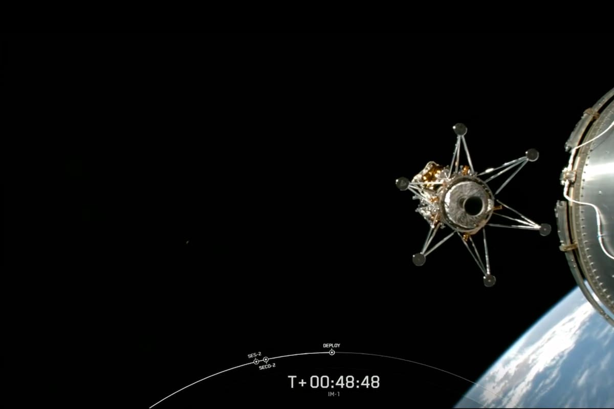 Esta imagen de un video distribuido por Space X via NASA TV muestra el módulo lunar de Intuitive Machines al separarse del cohete y dirigirse a la luna, 15 de febrero de 2024