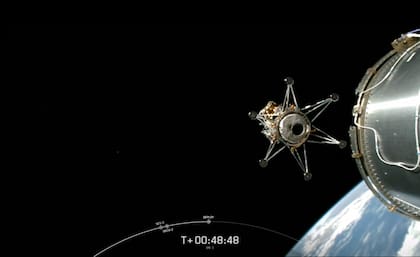 Esta imagen de un video distribuido por Space X via NASA TV muestra el módulo lunar de Intuitive Machines al separarse del cohete y dirigirse a la luna, 15 de febrero de 2024. (SpaceX -NASA TV via AP)