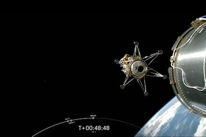 Esta imagen de un video distribuido por Space X via NASA TV muestra el módulo lunar de Intuitive Machines al separarse del cohete y dirigirse a la Luna