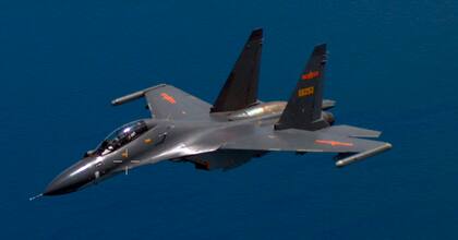 Esta imagen de un video proporcionado por el Departamento de Defensa de EEUU muestra la interceptación de un avión de combate estadounidense por parte de aviones chinos sobre el Océano Pacífico, el 23 de junio de 2022. (Departamento de Defensa de Estados Unidos vía AP)