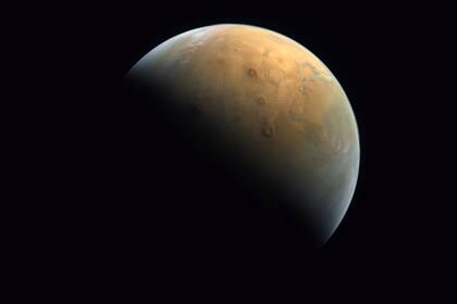 Esta imagen del 10 de febrero de 2021 de la sonda Amal de Emiratos Árabes Unidos muestra al planeta Marte. (Mohammed bin Rashid Space Center/UAE Space Agency, via AP, Archivo)