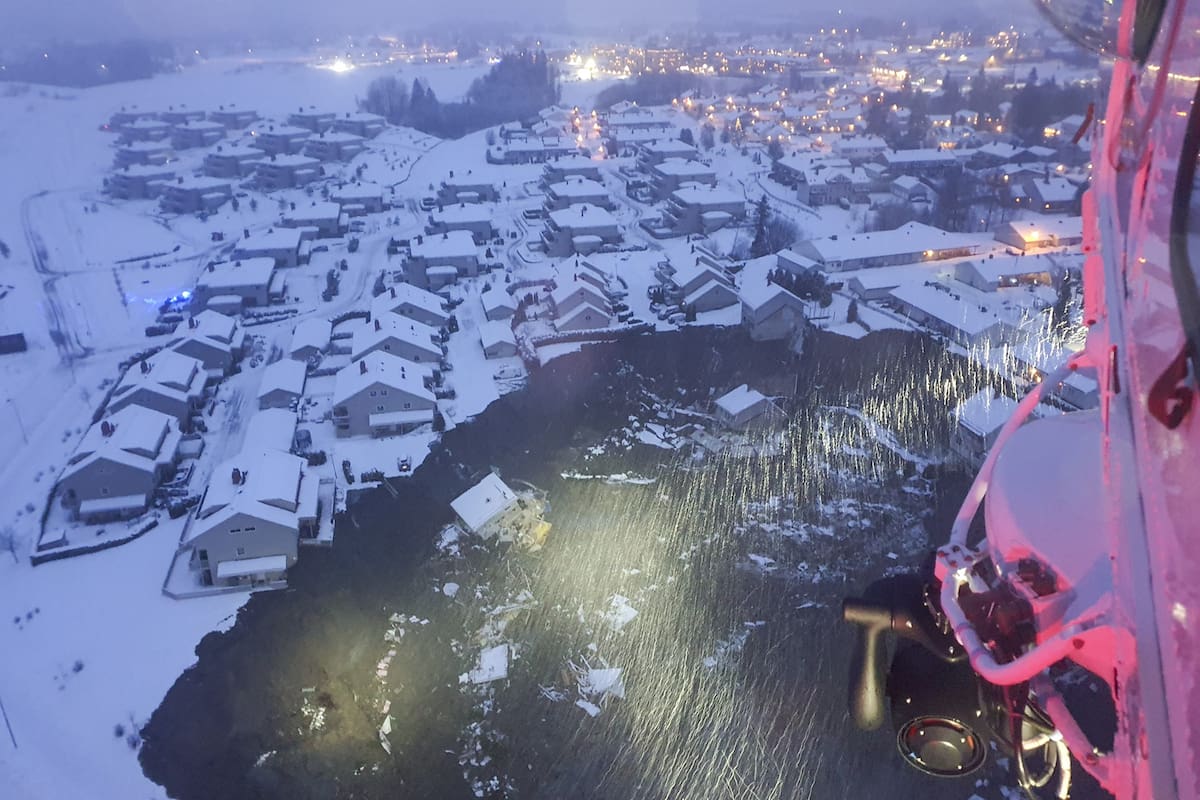 Esta imagen del 30 de diciembre de 2020 publicada por el Servicio de Rescate de Noruega tomada desde un helicóptero de rescate muestra casas destruidas en un cráter dejado por un deslizamiento de tierra en la ciudad de Ask, condado de Gjerdrum, Noruega
