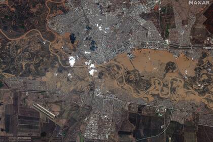 Esta imagen del jueves 11 de abril de 2024, distribuida por Maxar Technologies, muestra zonas inundadas de Oremburgo, Rusia. (Imagen satelital ©2024 Maxar Technologies vía AP)