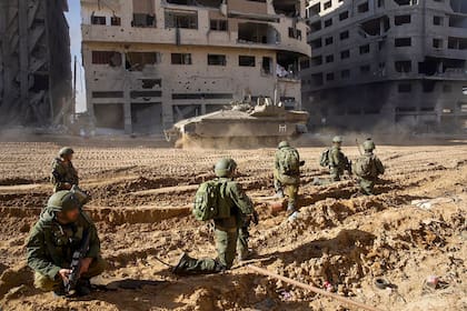 Esta imagen difundida por el ejército israelí muestra tropas sobre el terreno en la Franja de Gaza el 7 de diciembre de 2023, en medio de continuos combates entre Israel y el grupo militante palestino Hamas.