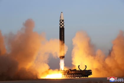 Esta imagen difundida por el gobierno de Corea del Norte muestra lo que asegura se trata de un misil balístico intercontinental durante un lanzamiento de prueba desde el aeropuerto internacional Sunan, el jueves 16 de marzo de 2023, en Pyongyang, Corea del Norte. (Agencia Central de Noticias de Corea/Korea News Service vía AP)