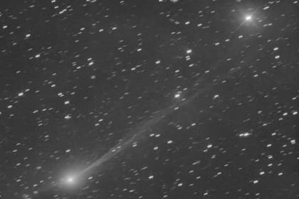 Esta imagen difundida por Gianluca Masi muestra al cometa interestelar 3I/Atlas en su recorrido por el espacio a 305 millones de kilómetros de la Tierra, el miércoles 19 de noviembre de 2025. La fotografía fue tomada en Manciano, Italia. (Gianluca Masi via AP)