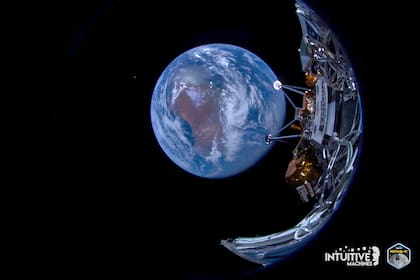 Esta imagen difundida por Intuitive Machines muestra su sonda lunar Odysseus con la Tierra al fondo, el 16 de febrero de 2024. (Intuitive Machines vía AP)