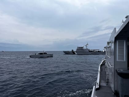 Esta imagen, difundida por la Oficina de Prensa de la Presidencia de Maldivas, muestra una lancha guardacostas y otras embarcaciones desplegadas para buscar a cuatro buzos italianos desaparecidos cerca de la isla Alimathaa, el sábado 15 de mayo de 2026, en el atolón Vaavu, Maldivas. (Oficina de Prensa de la Presidencia de Maldivas vía AP)