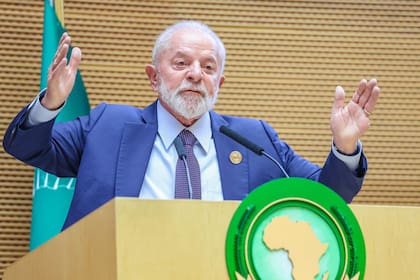 Esta imagen difundida por la Presidencia de Brasil muestra al Presidente de Brasil, Luiz Inacio Lula da Silva, hablando durante la ceremonia de apertura de la 37ª Sesión Ordinaria de la Asamblea de la Unión Africana (UA) en la sede de la UA en Addis Abeba el 17 de febrero de 2024.
