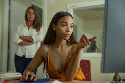 Esta imagen difundida por Netflix muestra a Karla Sofía Gascón, izquierda, y Zoe Saldaña en una escena de "Emilia Pérez"