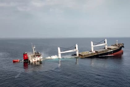 Esta imagen, distribuida por Ansar Allah Media Office en Yemen, muestra el granelero Eternity C, con bandera de Liberia, mientras se hunde en el mar Rojo, el 9 de julio de 2025.(Ansar Allah Media Office vía AP)