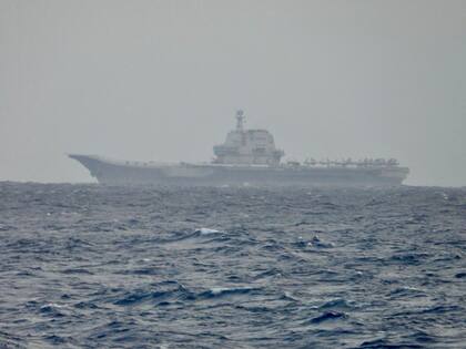 Esta imagen, distribuida por el Ministerio de Defensa Nacional de Taiwán, muestra al portaaviones chino Shandong navegando cerca de Taiwán, el 31 de marzo de 2025. (Ministerio de Defensa Nacional de Taiwán vía AP)