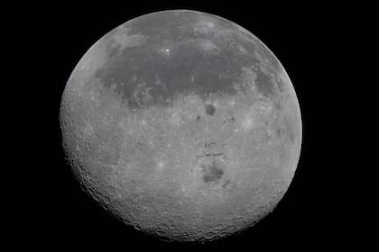 Esta imagen distribuida por la NASA muestra una Luna completamente iluminada, con la cara visible en la parte superior, las llanuras oscuras de lava y la cuenca Oriental, además de sectores de la cara oculta visibles, el 6 de abril de 2026