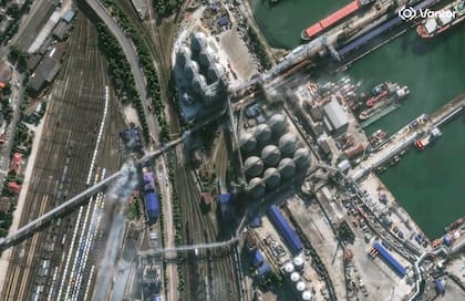 Esta imagen, distribuida por Vantor, muestra humo en una vista general de una infraestructura portuaria en Novorossiysk, Rusia, el 12 de agosto de 2026
