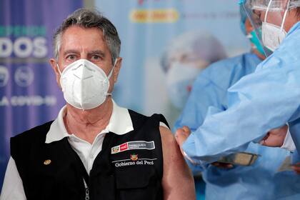 Esta imagen distribuida publicada por la Presidencia peruana muestra al presidente interino de Perú, Francisco Sagasti, vacunado contra el coronavirus en un hospital militar de Lima el 9 de febrero de 2021
