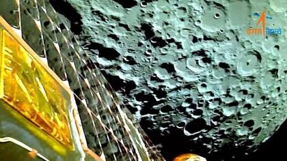 Esta imagen enviada por el Chandrayaan-3 muestra los cráteres en la superficie lunar