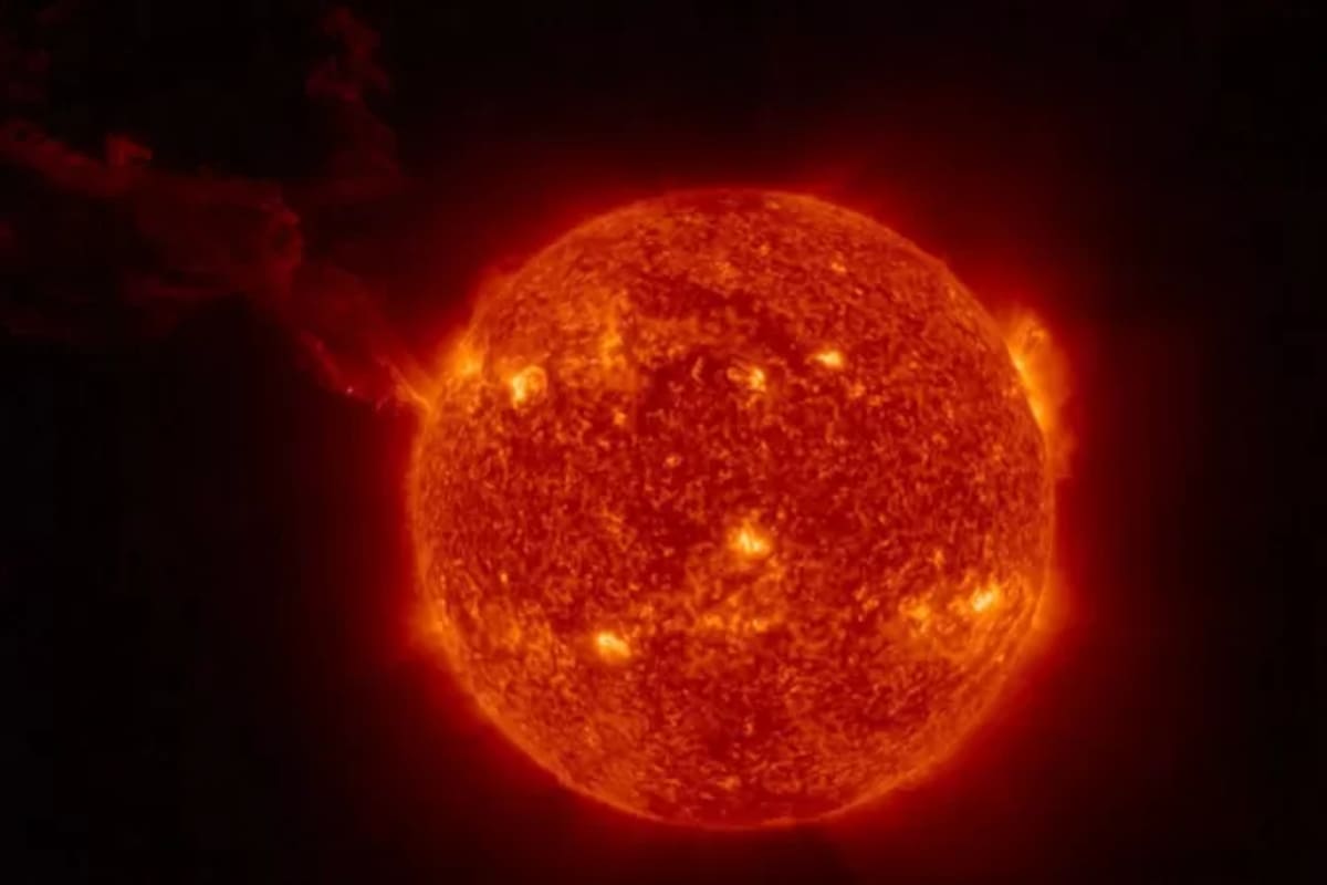 "Esta imagen es absolutamente espectacular porque se ve material solar que está saliendo literalmente del Sol a distancias de varios radios solares manteniendo la continuidad", señaló el físico solar José Carlos Del Toro Iniesta.