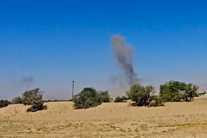 Esta imagen, extraída de un vídeo de AFPTV, muestra una columna de humo tras los ataques aéreos que mataron a siete personas en Yemen, mientras la coalición liderada por Arabia Saudita contraatacaba un avance arrollador del Consejo de Transición del Sur (CTS), respaldado por los Emiratos Árabes Unidos.