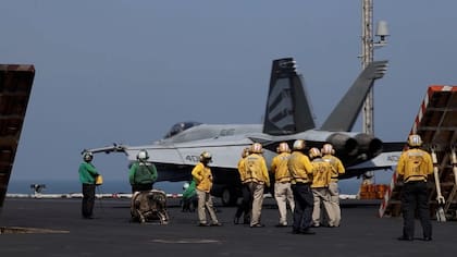 Esta imagen, extraída de un video proporcionado por el Comando Central de Estados Unidos, muestra a un caza F-35 despegando desde un portaaviones en apoyo de la Operación Epic Fury