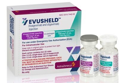 Esta imagen facilitada por AstraZeneca en diciembre de 2021 muestra un paquete y sus respectivos viales del medicamento con anticuerpos llamado Evusheld, fabricado por la compañía