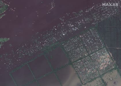 Esta imagen facilitada por Maxar Technologies muestra la localidad de Krinky, en Ucrania, después de la inundación, el 7 de junio de 2023. (Imagen satelital ©2023 Maxar Technologies vía AP)