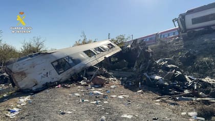 Esta imagen fija de un vídeo grabado y difundido por la Guardia Civil española el 28 de octubre de 2026 muestra los restos y vagones dañados de una colisión entre dos trenes de alta velocidad, un AVE de Renfe y un Iryo, a unos 150 km al sur de Madrid, entre Urda y Los Yebenes, en la provincia de Toledo.