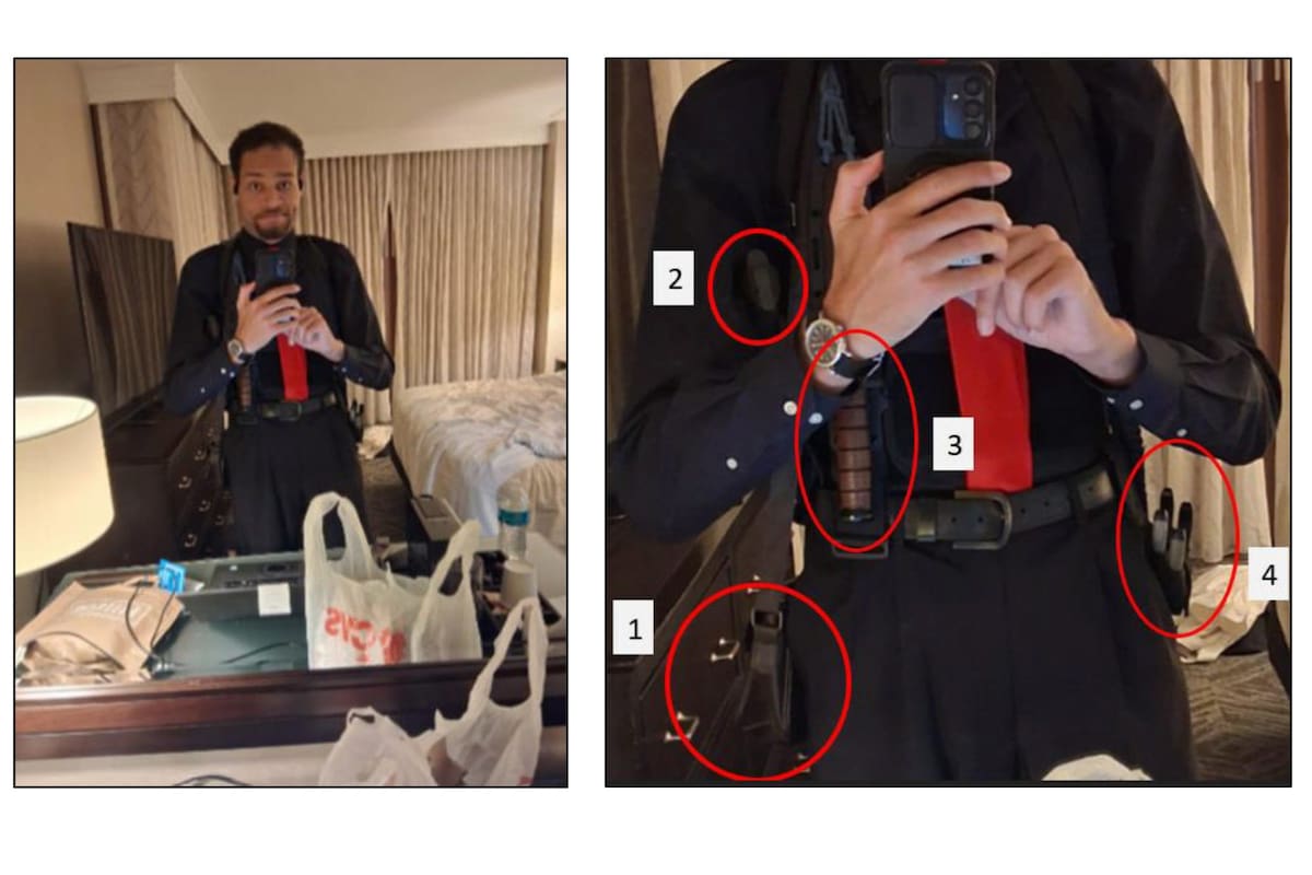 Esta imagen, incluida en un documento judicial presentado por el Departamento de Justicia muestra a Cole Tomas Allen (izquierda) dentro de su habitación de hotel, el sábado 25 de abril de 2026 en Washington, tomándose una fotografía con su teléfono (AP)