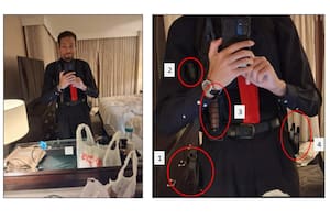 Esta imagen, incluida en un documento judicial presentado por el Departamento de Justicia muestra a Cole Tomas Allen (izquierda) dentro de su habitación de hotel, el sábado 25 de abril de 2026 en Washington, tomándose una fotografía con su teléfono (AP)