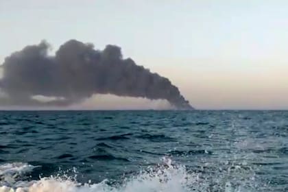 Esta imagen muestra humo que se eleva desde el barco de apoyo de la marina de Irán Kharg en el Golfo de Omán