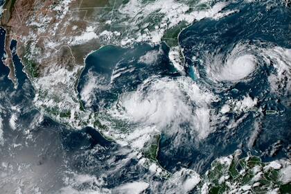 Esta imagen obtenida de la Administración Nacional Oceánica y Atmosférica (NOAA, por sus siglas en inglés) muestra la Tormenta Tropical Idalia (C) frente a la costa de México el 27 de agosto de 2023 a las 21:20:20 UTC.