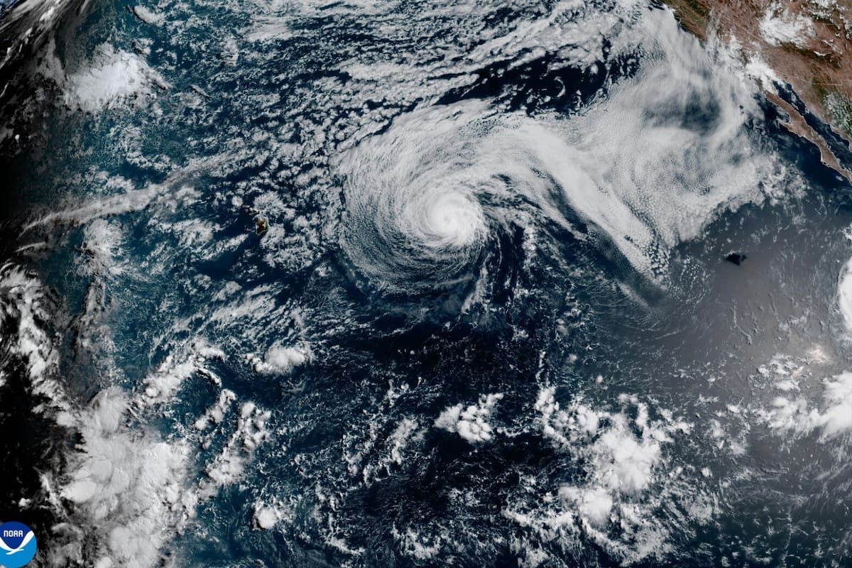 Esta imagen por satélite de NOAA muestra el huracán Fausto, en el centro, y el huracán Genevieve ant