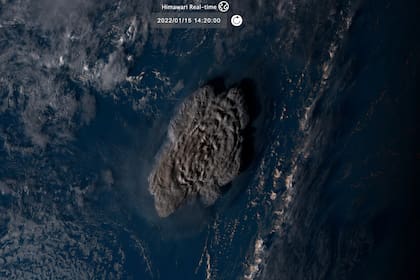 Esta imagen por satélite tomada por el Himawari-8, un satélite meteorológico japonés operado por la Agencia Meteorológica de Japón y publicada por el Instituto Nacional de Tecnología de la Información y Comunicación, muestra la erupción de un volcán submarino en la nación pacífica de Tonga, el sábado 15 de enero de 2022. (NICT via AP)