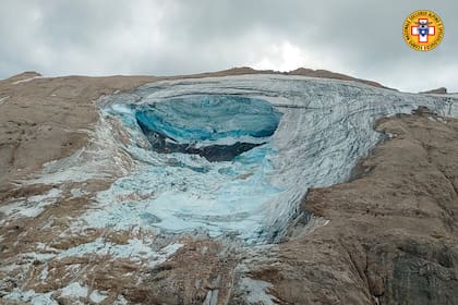 Esta imagen proporcionada el domingo 3 de julio de 2022 por el Cuerpo Nacional de Rescate Alpino y Espeleológico muestra un glaciar en los Alpes italianos cerca de Trento. (Cuerpo Nacional de Rescate Alpino y Espeleológico vía AP)