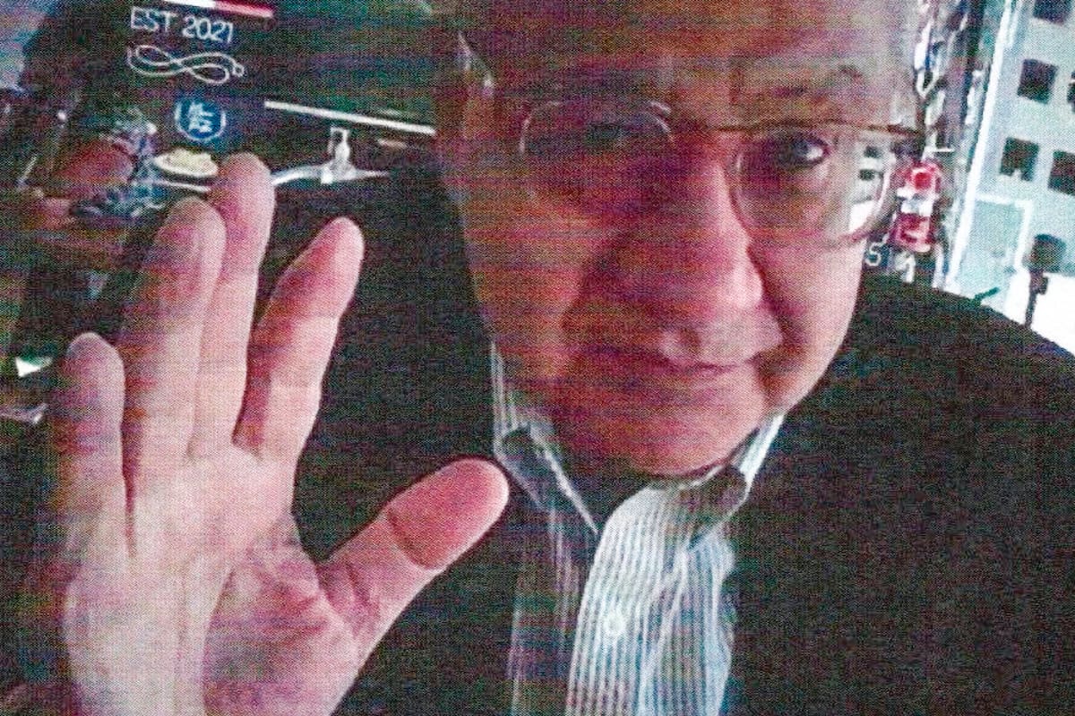 Esta imagen proporcionada por el Departamento de Justicia muestra a Manuel Rocha durante una reunión con un empleado encubierto del FBI.