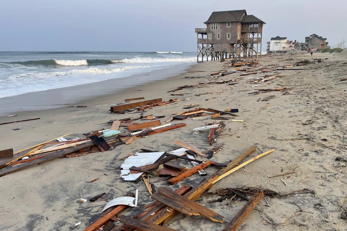 Esta imagen proporcionada por el Servicio de Parques Nacionales el viernes 16 de agosto de 2024, en Rodanthe, Carolina del Norte, a lo largo de la costa de la isla Hatteras, muestra escombros de una casa de playa desocupada que sufrió daños por los vientos y olas causadas por el huracán Ernesto. (Costa Nacional del Cabo Hatteras vía AP)