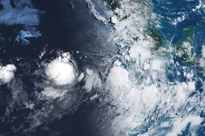 Esta imagen proporcionada por la Administración Nacional Oceánica y Atmosférica de Estados Unidos muestra la tormenta tropical Gilma, en el centro, el lunes 19 de agosto de 2024. (Foto, NOAA vía AP)