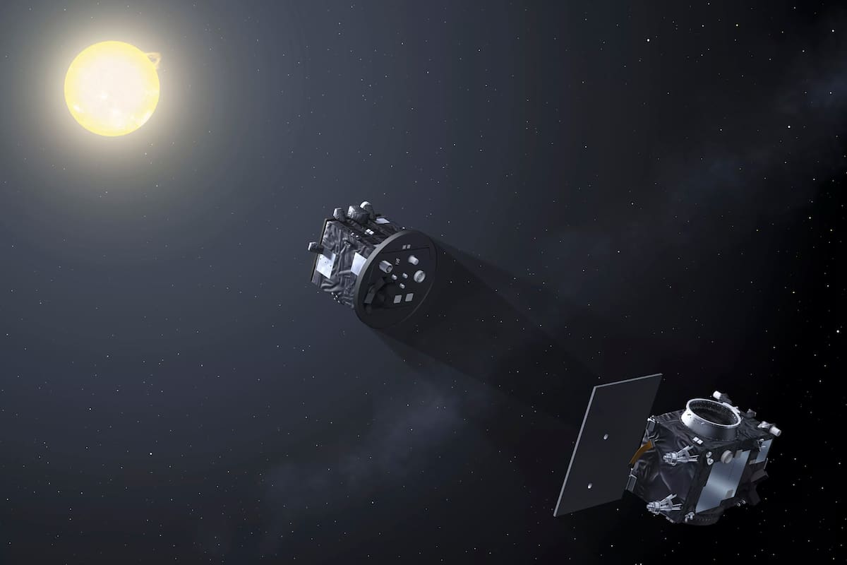 Esta imagen, proporcionada por la Agencia Espacial Europea, muestra un par de sondas que crean un eclipse total de sol artificial con su posicionamiento en pleno vuelo