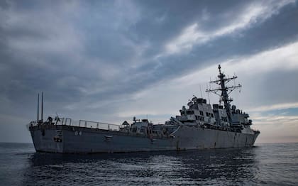Esta imagen proporcionada por la Armada de Estados Unidos muestra al USS Carney en el mar Mediterráneo el 23 de octubre de 2018.
