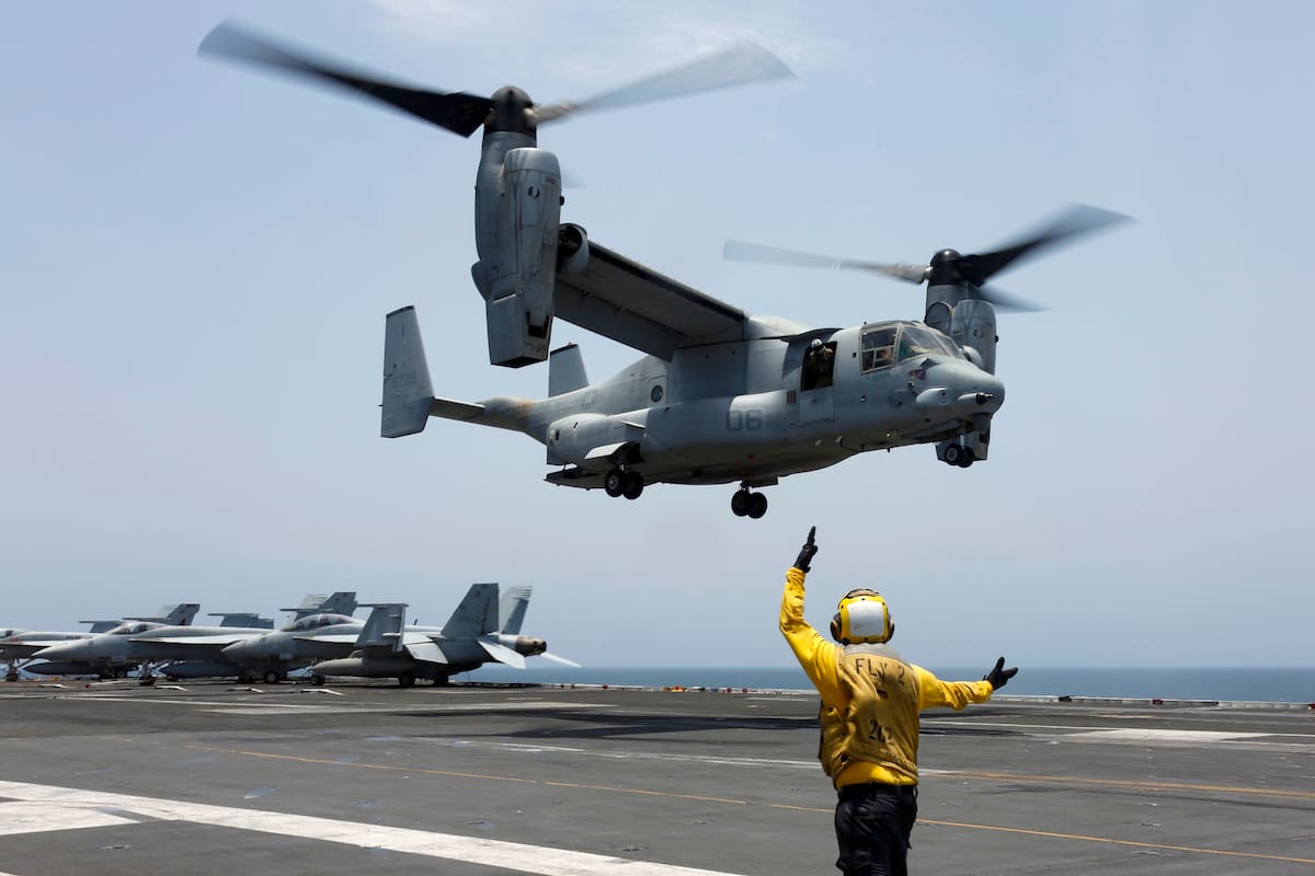 Esta imagen proporcionada por la Marina de Estados Unidos, muestra un avión MV-22 Osprey en el USS Abraham Lincoln en el mar Arábigo