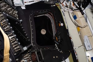 Esta imagen proporcionada por la NASA el lunes 6 de abril de 2026 muestra una vista de la Luna tomada por la tripulación de la Artemis II antes de ir a dormir en su quinto día de misión. (NASA via AP)