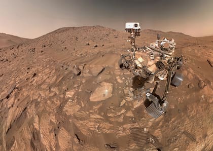 Esta imagen proporcionada por la NASA muestra al rover Perseverance Mars de la NASA tomándose una foto compuesta por 62 imágenes individuales, el 23 de julio de 2024. (NASA vía AP)