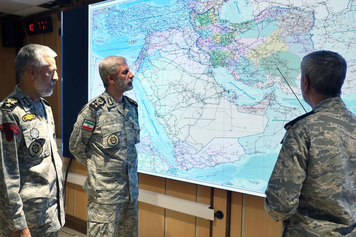 Esta imagen, proporcionada por la oficina de prensa del Ejército iraní el 23 de junio de 2025, muestra al comandante en jefe del Ejército, Amir Hatami (C), asistiendo a una reunión en la Sala de Comando de Guerra del Ejército iraní