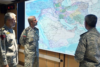 Esta imagen, proporcionada por la oficina de prensa del Ejército iraní el 23 de junio de 2025, muestra al comandante en jefe del Ejército, Amir Hatami (C), asistiendo a una reunión en la Sala de Comando de Guerra del Ejército iraní