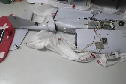 Esta imagen proporcionada por las Fuerzas Aérea de Asalto de Ucrania muestra un vehículo aéreo no tripulado ruso que fue derribado en mayo de 2022