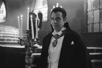 Esta imagen proporcionada por ViX muestra a Eugenio Derbez en el personaje de Carlos Villarías en una escena de "Y llegaron de noche". (Vix vía AP)