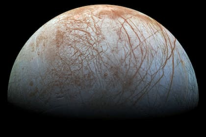 Esta imagen proveída por la NASA en el 2014 muestra la luna de Júpiter Europa, en una composición de fotos capturadas por la sonda espacial de la NASA Galileo a finales de los noventa