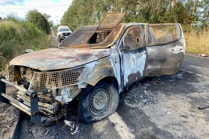 Esta imagen publicada por Carabineros de Chile muestra el vehículo quemado donde tres policías fueron asesinados, en una zona mapuche en Ca ete, región del Biobío, Chile, el 27 de abril de 2024.