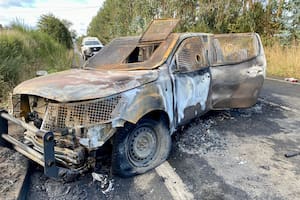 Esta imagen publicada por Carabineros de Chile muestra el vehículo quemado donde tres policías fueron asesinados, en una zona mapuche en Ca ete, región del Biobío, Chile, el 27 de abril de 2024.