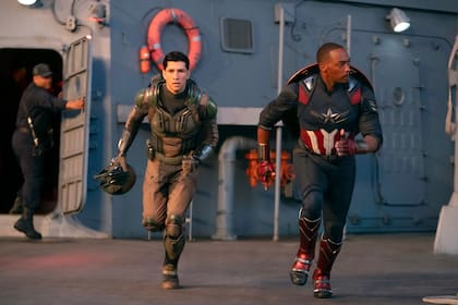 Esta imagen publicada por Disney muestra a Danny Ramírez, a la izquierda, y Anthony Mackie en una escena de "Capitán América: Un nuevo mundo" de Marvel Studios. (Eli Adé/Marvel Studios-Disney vía AP)