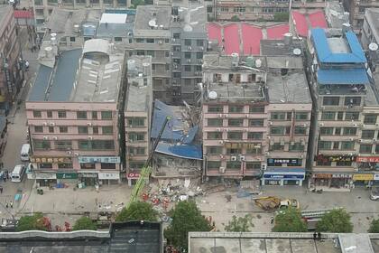 Esta imagen, publicada por la agencia de noticias Xinhua el 29 de abril de 2022, muestra el lugar donde se desplomó un edificio en Changsha, en la provincia central china de Hunan. (Chen Zeguo /Xinhua vía AP)